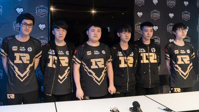 激烈对攻与 激烈对攻与